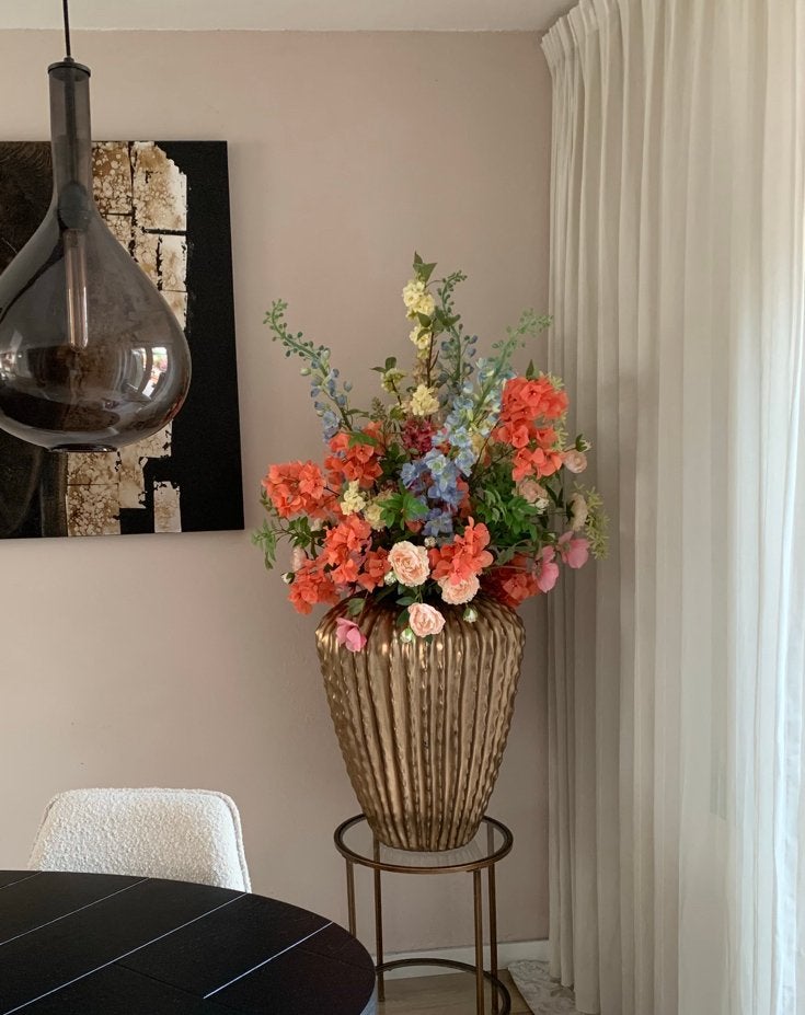 Grote gouden vaas met zijden bloemen, Gebruikt, Inclusief decoratie, Ophalen of Verzenden, Metaal