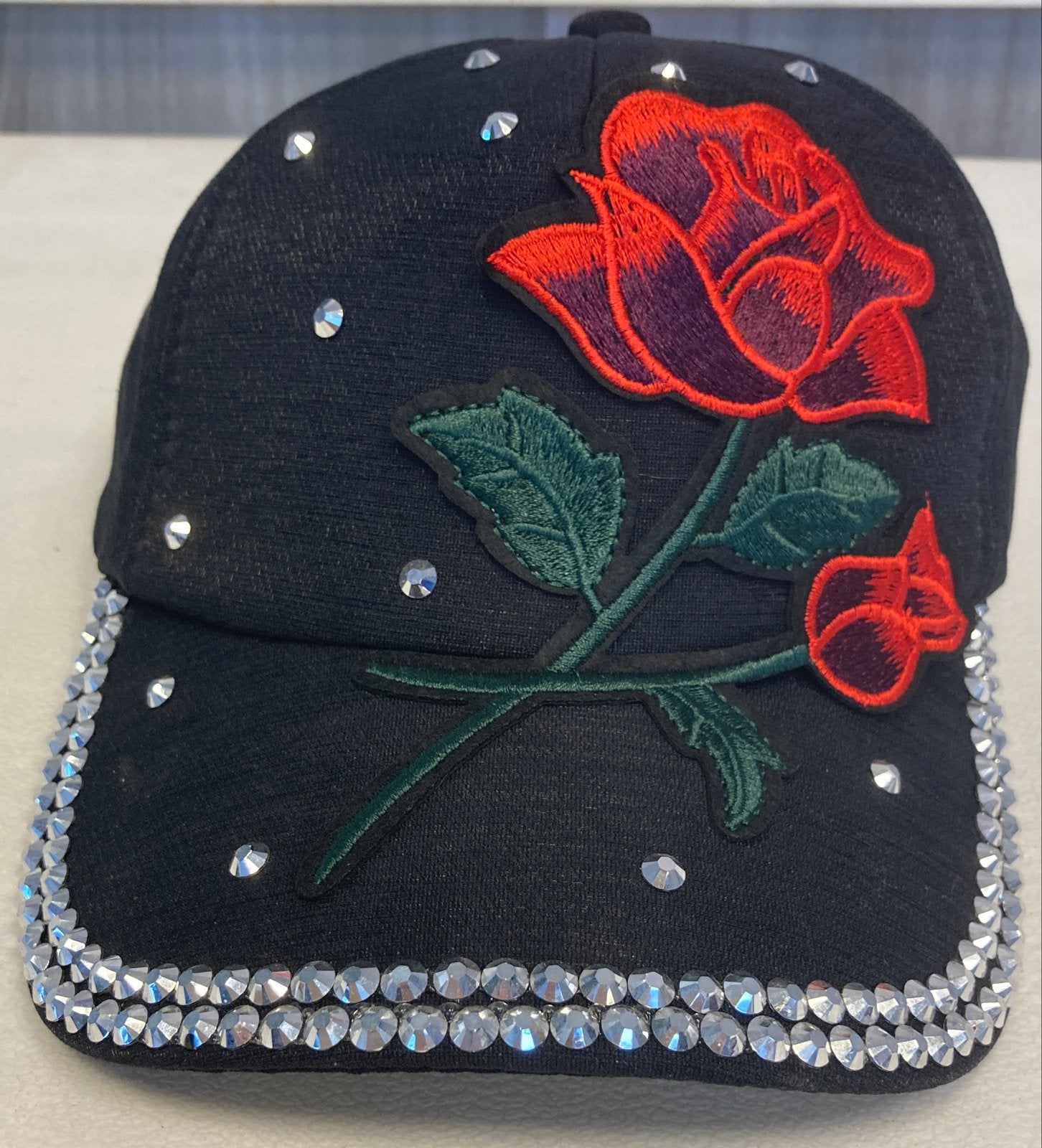 Zwarte pet met rode roos en strass steentjes, Ophalen of Verzenden, Nieuw, One size fits all, Pet