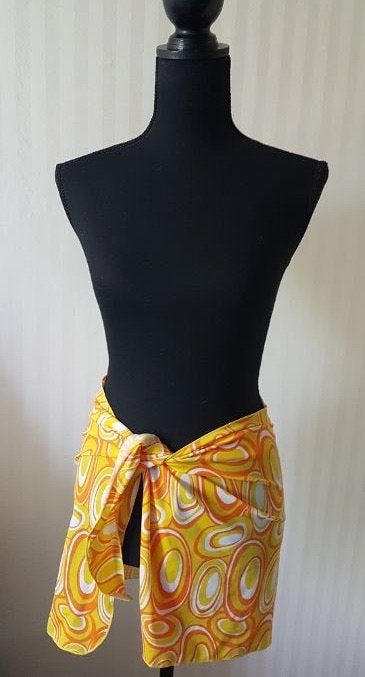 Nieuw. Pareo in zonnig geel met oranje, 1 maat lekker zomers, Verzenden, Nieuw, Geel, Bikini