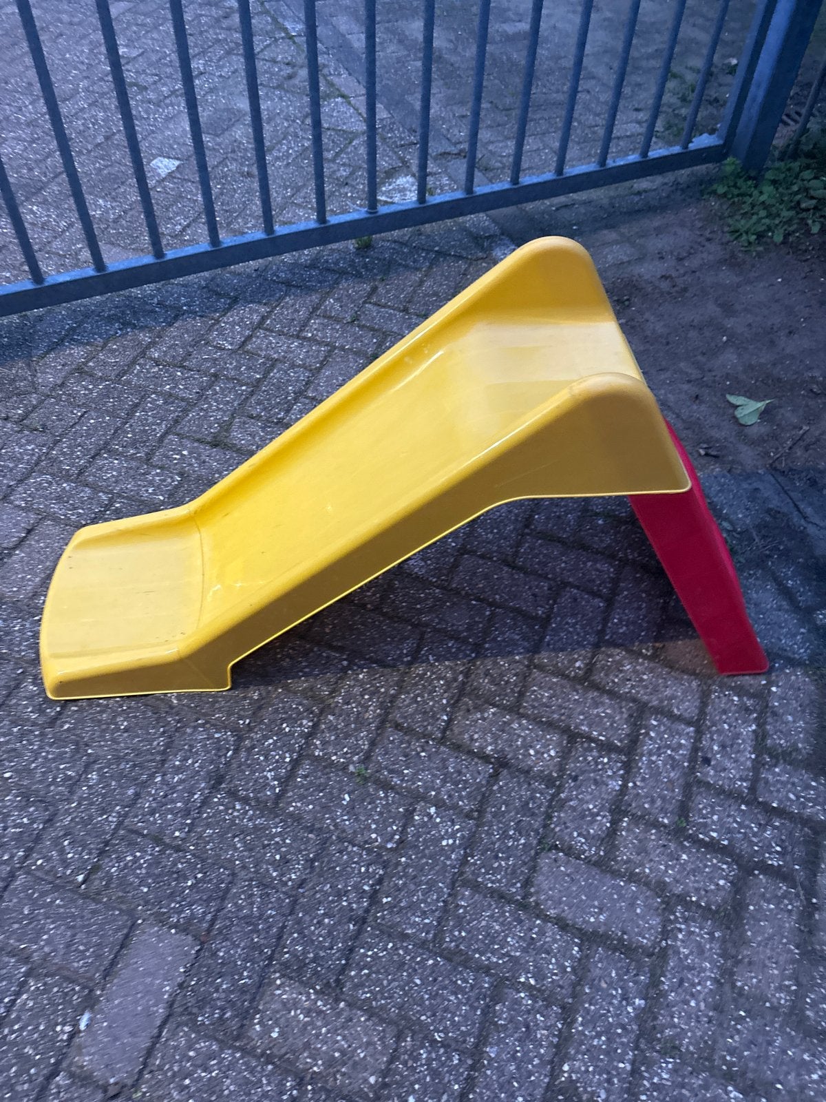 Gele kinderglijbaan met rode trap, Ophalen, Gebruikt, Glijbaan