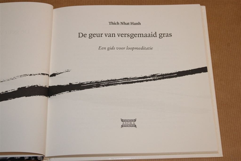 Geur Versgemaaid Gras — Gids Loopmeditatie, Ophalen of Verzenden, Zo goed als nieuw, Overige onderwerpen, Achtergrond en Informatie