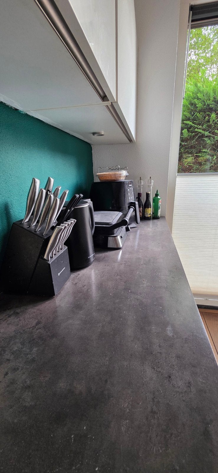 Moderne witte keuken met kookeiland en inbouwapparatuur, Ophalen, Gebruikt, Wit, Met kookeiland