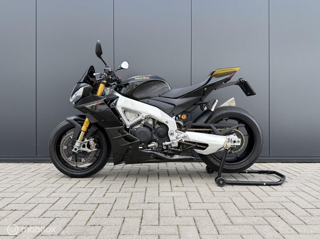 Aprilia Tuono V4 1100 Factory 2023 met E5 titanium Akrapovic, Traction Control, 1077 cc, Via Michelangelo 1 Noale, Aprilia