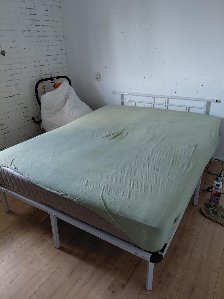 Bedframe metaal wit + 2 lattenbodems 180x200, Huis en Inrichting, Slaapkamer | Bedden, Ophalen, Wit, Tweepersoons, Zo goed als nieuw