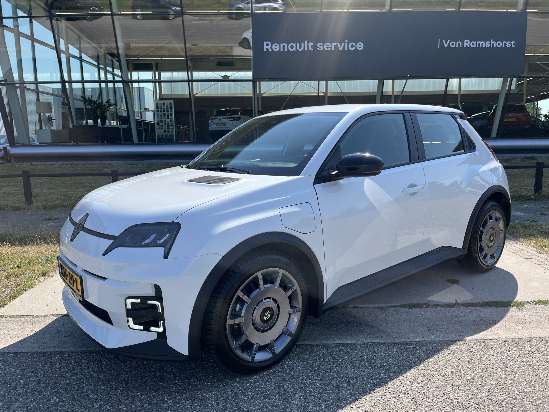 Renault 5 urban range evolution 40 kWh (bj 2025, automaat), Auto's, Stof, Gebruikt, Zwart, Geïmporteerd