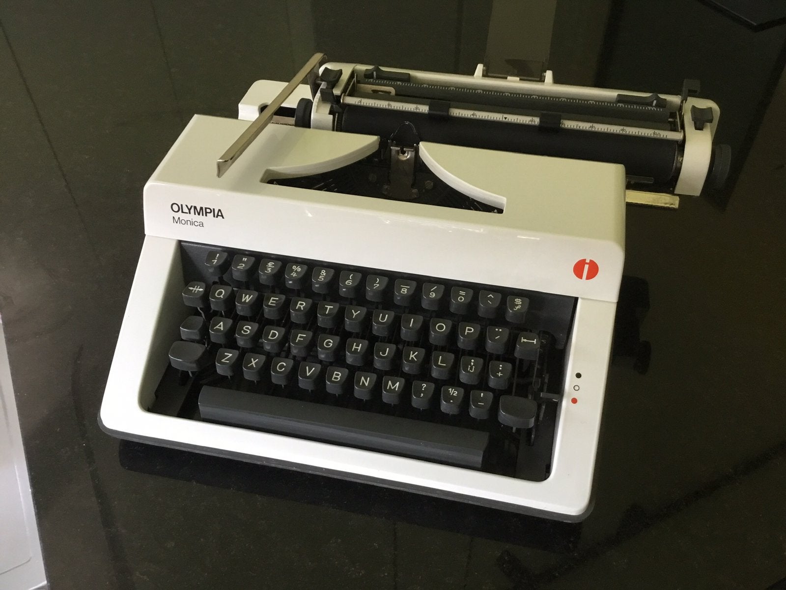 Olympia Monaco typemachine kleur wit + handige kofferdeksel, Diversen, Ophalen of Verzenden, Zo goed als nieuw