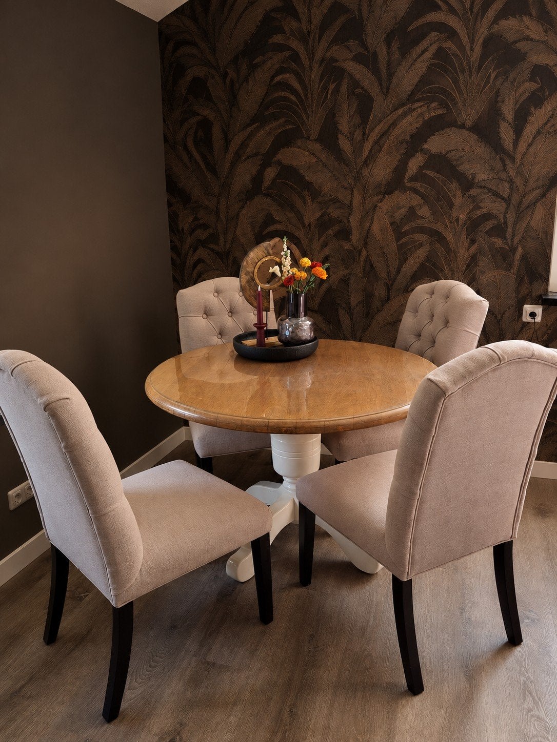 Ronde eettafel (110 cm) met 4 stoelen. Zo goed als nieuw
