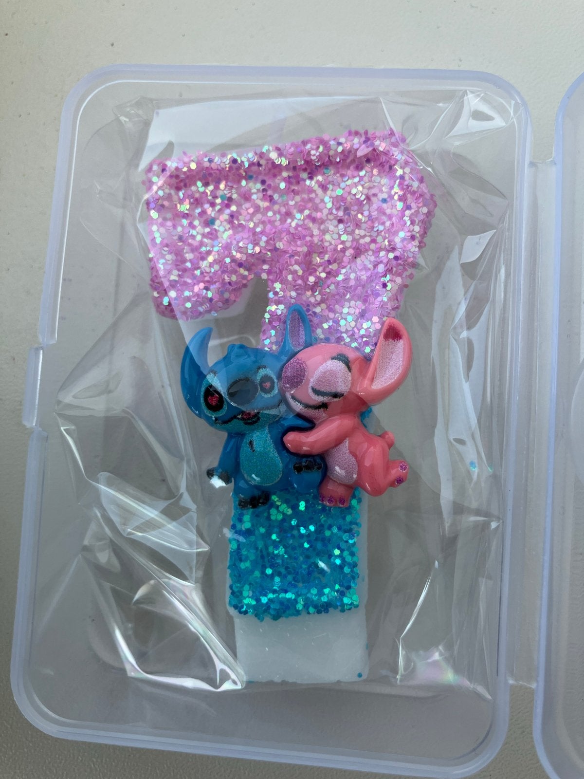 Verjaardagskaarsje nummer 7 met Stitch en Angel, Ophalen of Verzenden, Nieuw, Feestartikel, Verjaardag
