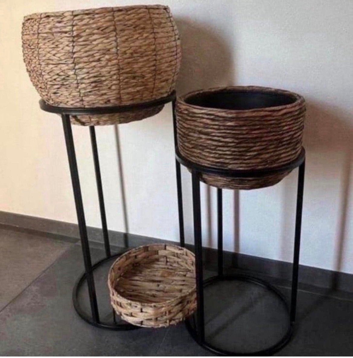 Set van 3 rieten plantenbakken op metalen standaard, Ophalen, Overige materialen, Gebruikt, Minder dan 60 cm