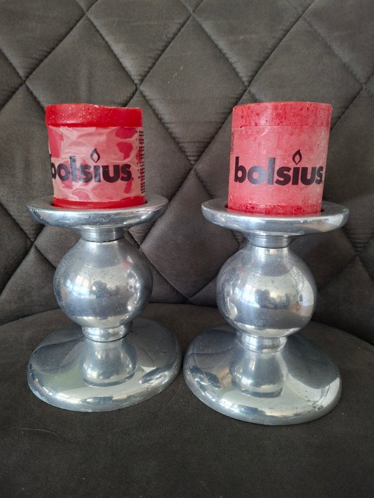 2 Kandelaars met rode Bolsius kaarsen, Kunststof, Overige merken, Ophalen of Verzenden, Zo goed als nieuw