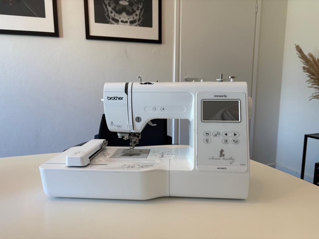 Innov-is M240ED Borduur- en Naaimachine – met veel spoelen, Hobby en Vrije tijd, Naaimachines en Toebehoren, Ophalen of Verzenden