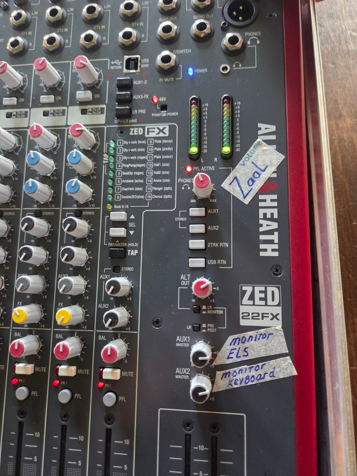 Allen & Heath ZED-22FX 24-kanaals mixer met flightcase, Ophalen of Verzenden, Zo goed als nieuw, 20 kanalen of meer, Microfooningang