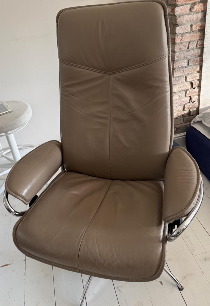 Stressless relaxfauteuil met hocker - Leer, Huis en Inrichting, Fauteuils, Gebruikt, Leer, 50 tot 75 cm, 75 tot 100 cm, Ophalen