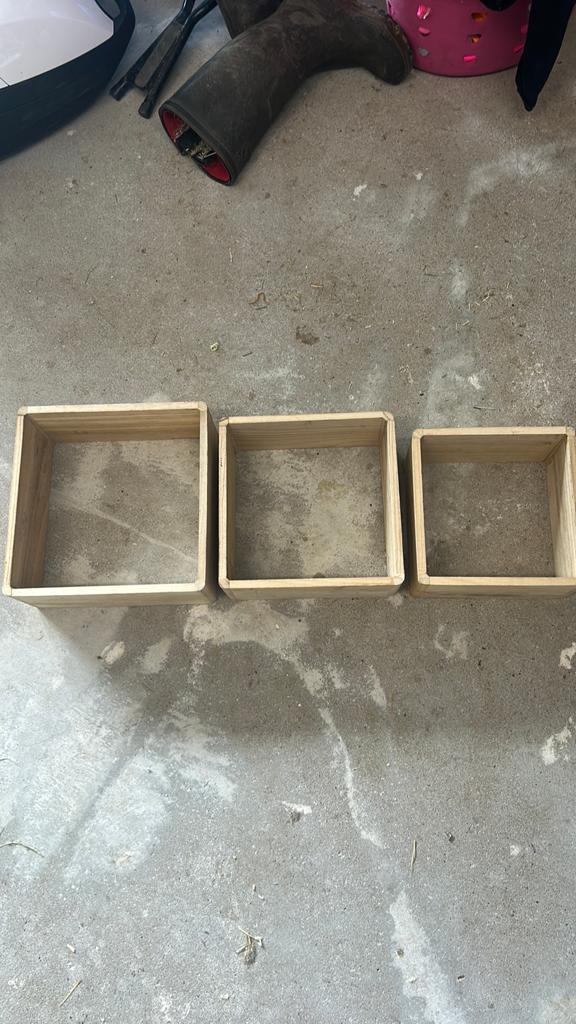 Leuke houten kastjes voor tegen de wand., Ophalen