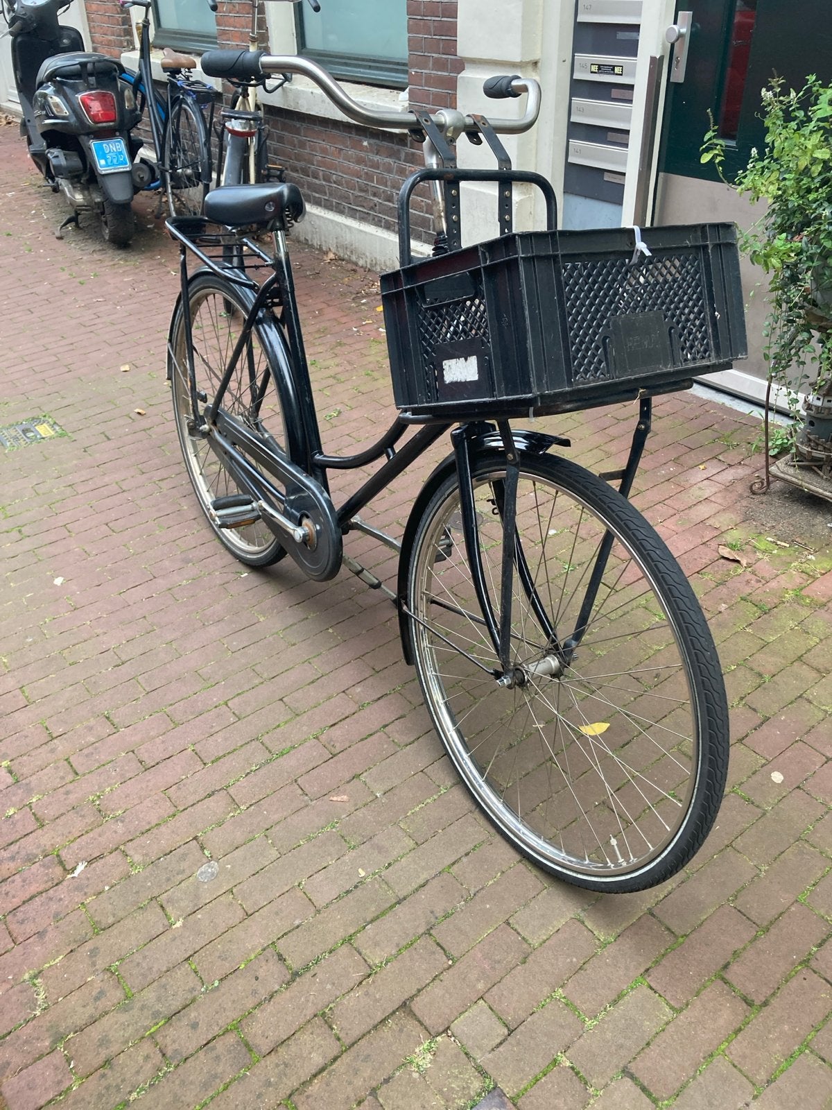 Zwarte transportfiets met voordrager en krat, Terugtraprem, Ophalen, Overige merken, 53 tot 56 cm