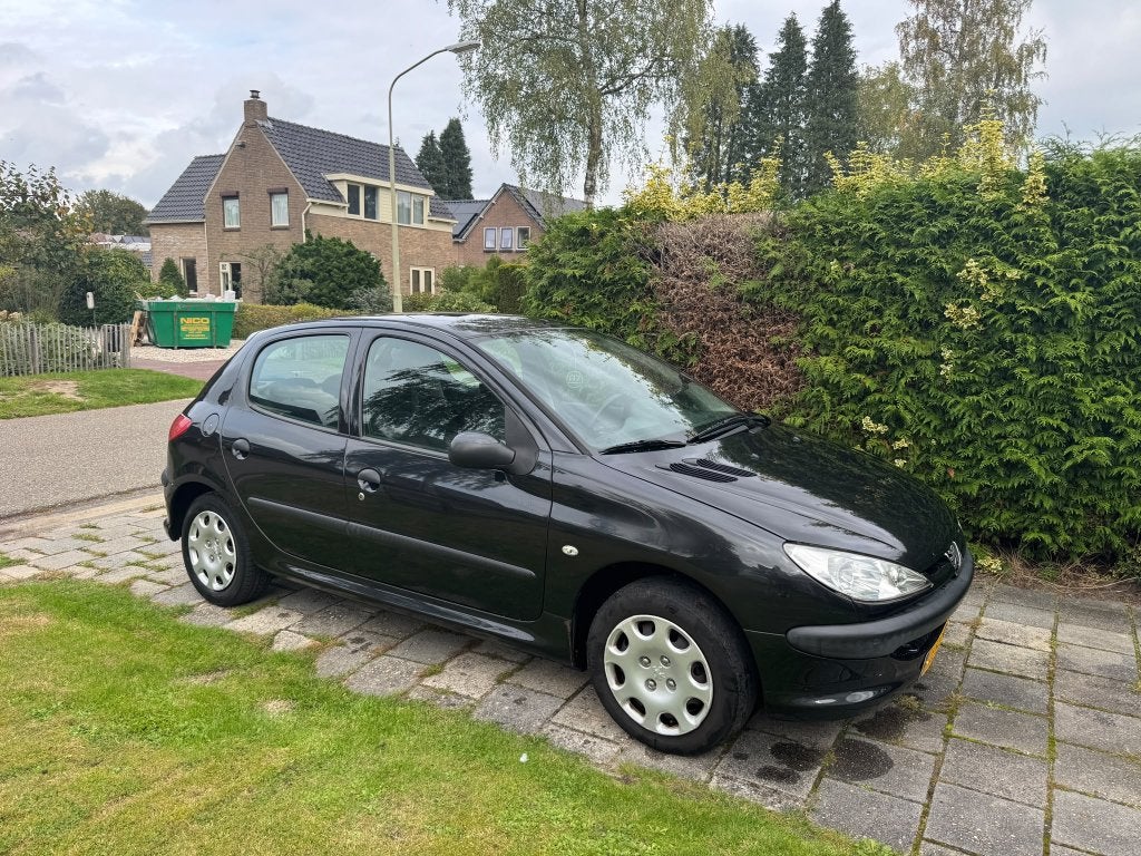 Peugeot 206 1.4 5D 2006 Zwart, Auto's, Voorwielaandrijving, Stof, 4 cilinders, Zwart