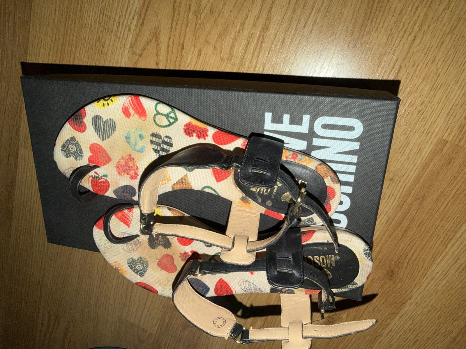 Love Moschino Sandalen met hartjesprint, Kleding | Dames, Schoenen, Ophalen of Verzenden, Zo goed als nieuw, Overige kleuren, Sandalen of Muiltjes