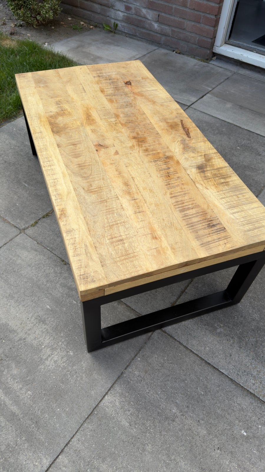 Salontafel mangohout met zwart metalen onderstel, Huis en Inrichting, Tafels | Salontafels, Gebruikt, 100 tot 150 cm, Overige houtsoorten