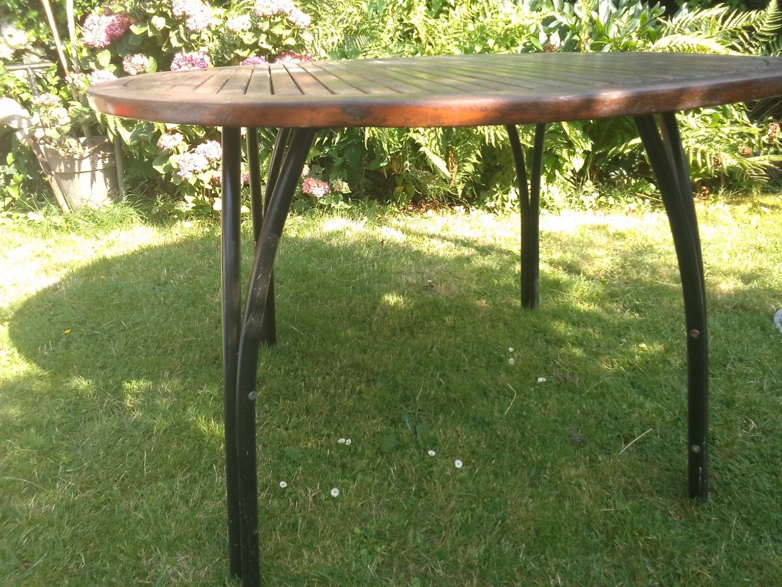 Ronde houten tuintafel met metalen onderstel, Tuin en Terras, Tuintafels, Ophalen