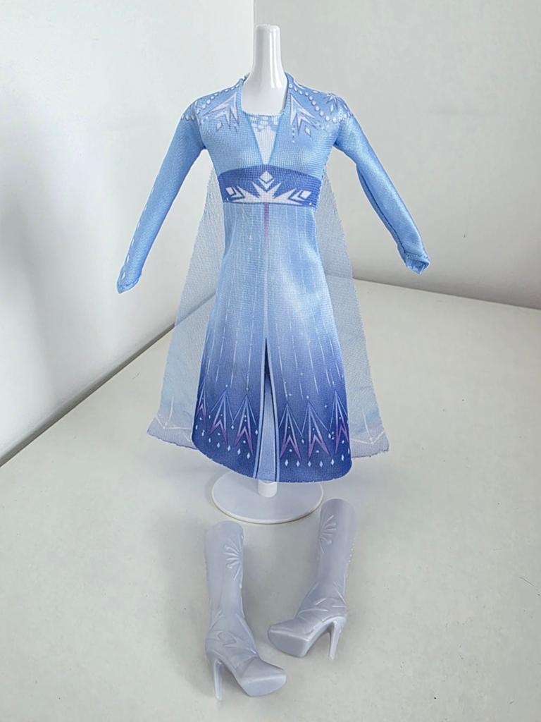 Disney Elsa Frozen barbie - jurk en laarzen, Ophalen of Verzenden, Gebruikt, Barbie