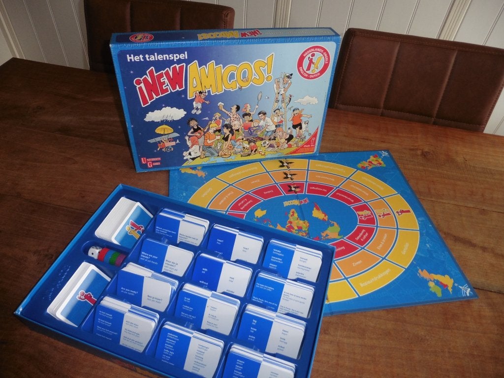 Mooi Spel New Amigos - Nederlands / Engels, Hobby en Vrije tijd, Gezelschapsspellen | Bordspellen, Ophalen of Verzenden, Zo goed als nieuw