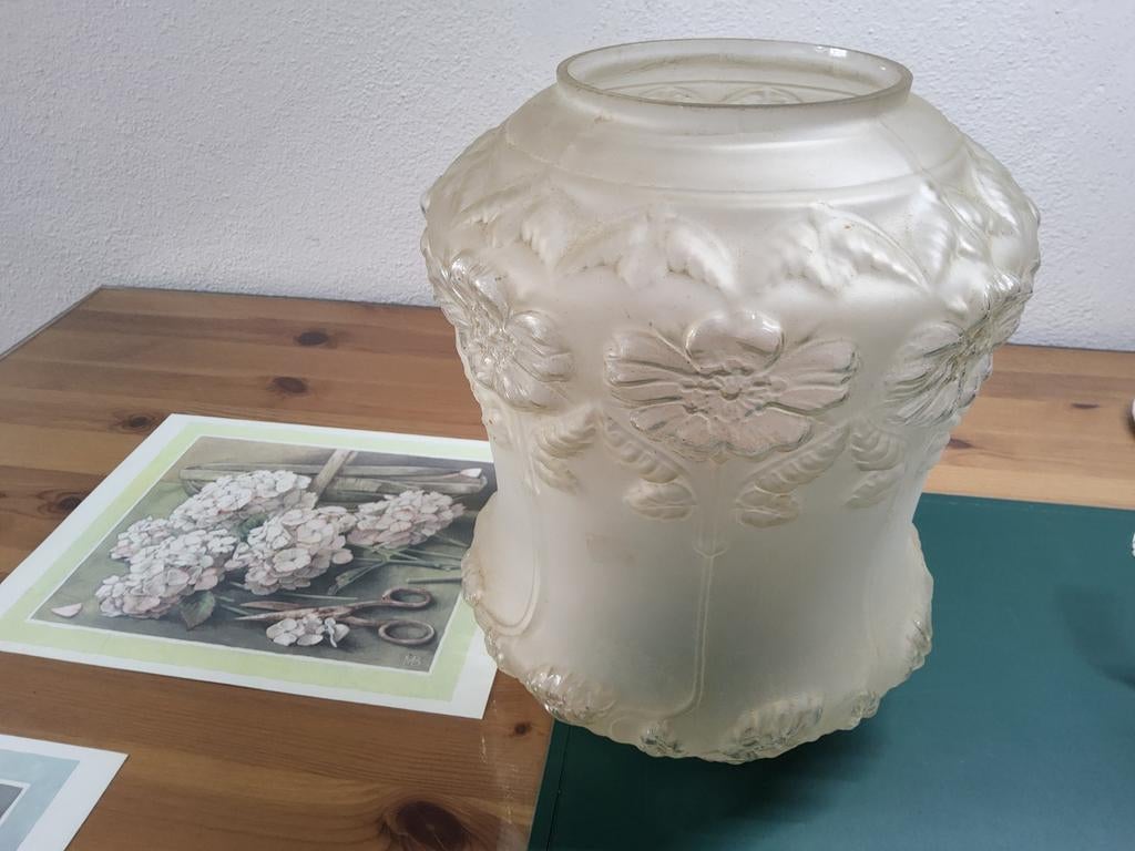Vintage lampenkap van melkglas, bloemen reliëf, Ophalen of Verzenden, Gebruikt, Rond, 25 tot 50 cm