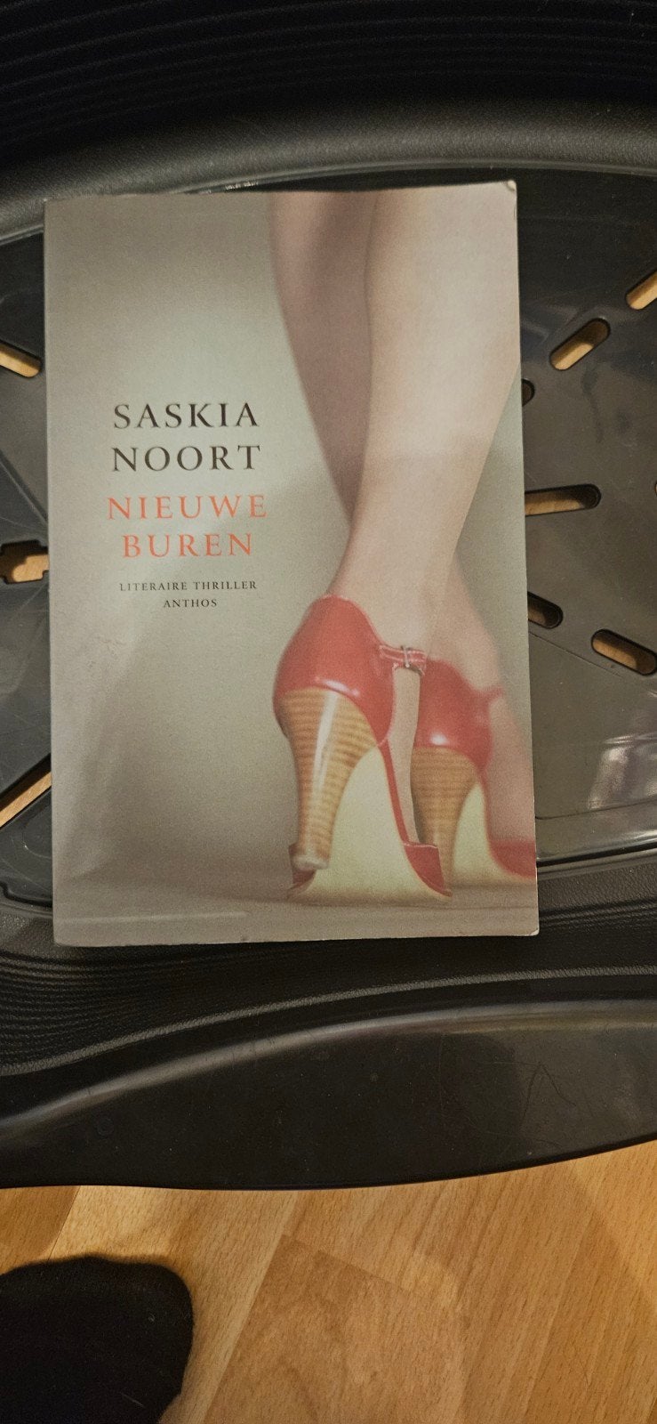 Saskia Noort - Nieuwe Buren (Literaire thriller), Ophalen of Verzenden, Gelezen, Saskia Noort, Nederland