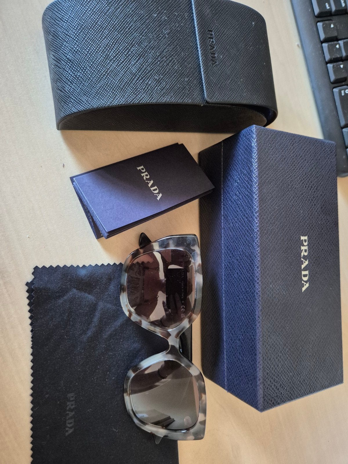 Prada zonnebril met luipaardprint en originele doos, Zonnebril, Ophalen of Verzenden, Zo goed als nieuw, Prada