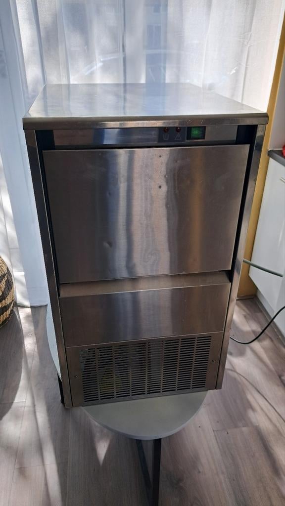 GGM Gastro - professionele ijsmachine, Ophalen, Zo goed als nieuw, Zelfvriezend