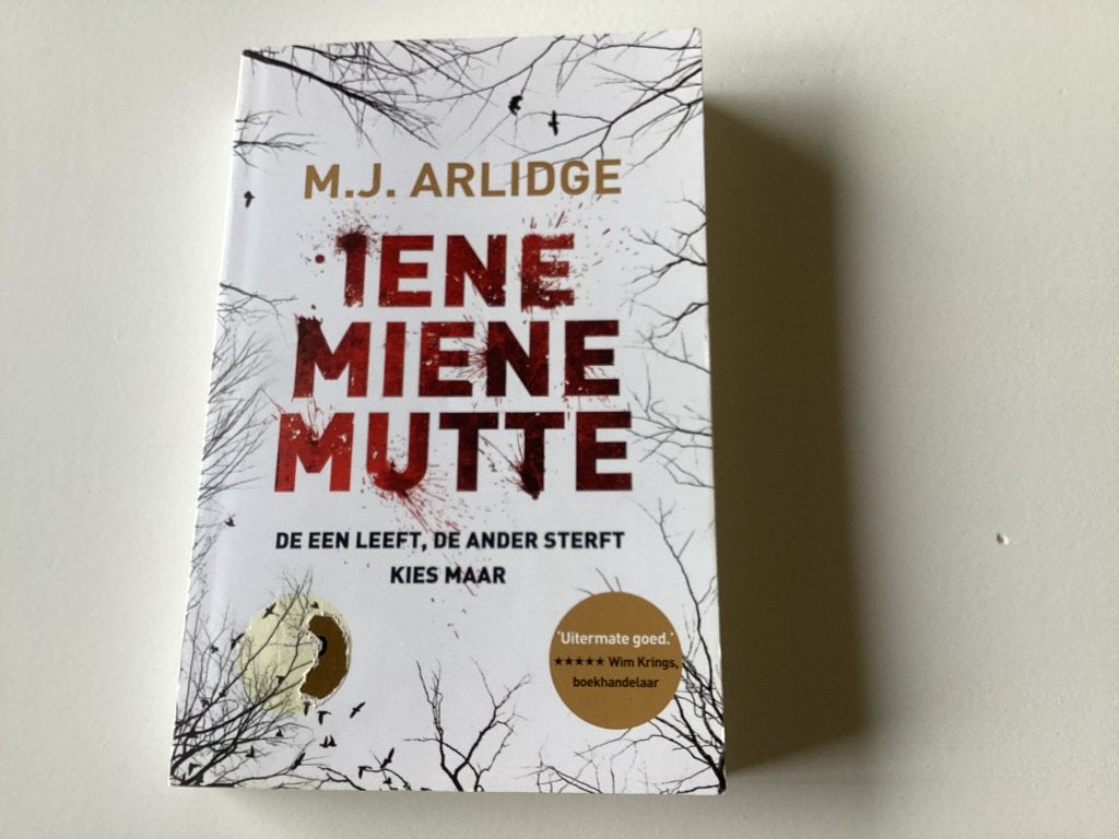 Boek Iene Miene Mutte M.J. Arlidge, Boeken, Thrillers, Ophalen of Verzenden, Gelezen, M.J. Arlidge