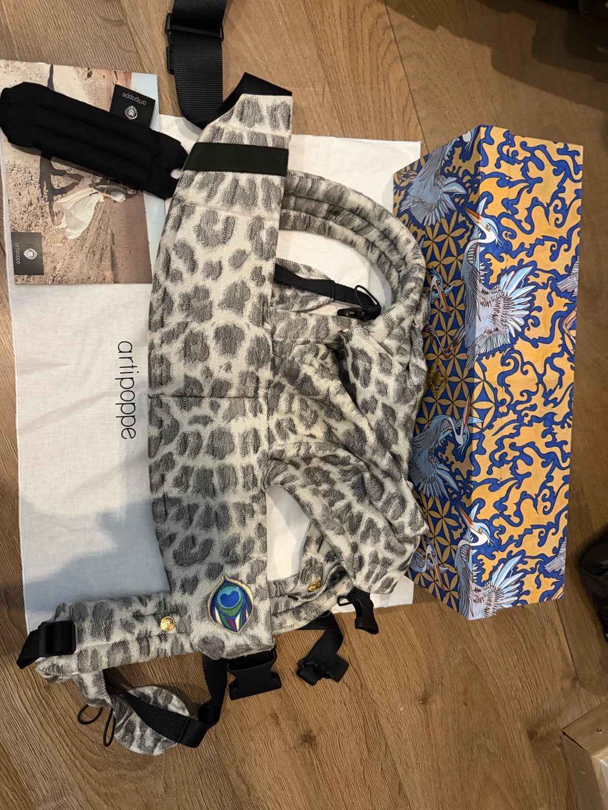 Artipoppe Draagzak Light Leopard - Face Forward Optie, Kinderen en Baby's, Babydragers en Draagdoeken, Buik of Rug, Zo goed als nieuw
