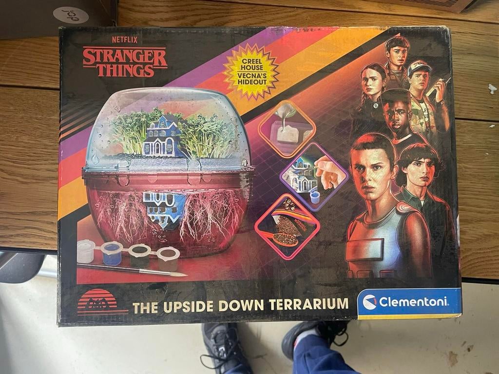 Stranger Things The Upside Down Terrarium, Clementoni, Nieuw, Ophalen of Verzenden, NA