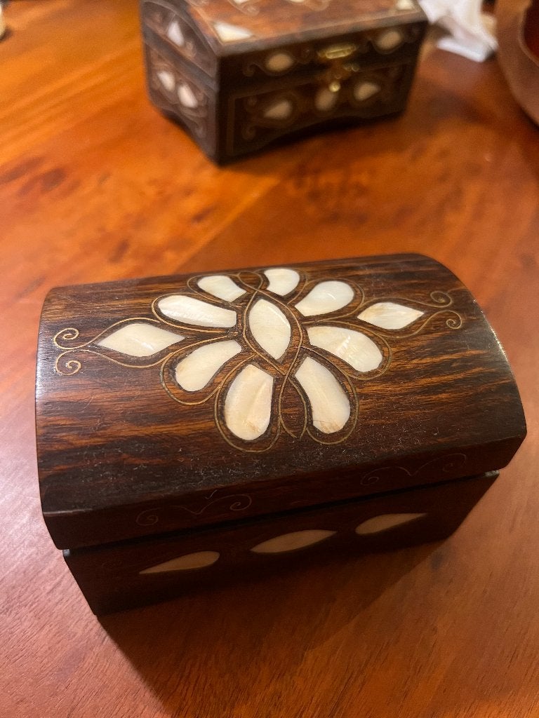 Vintage houten ingelegd parelmoer kistje sieradendoosje boho, Antiek en Kunst, Ophalen of Verzenden