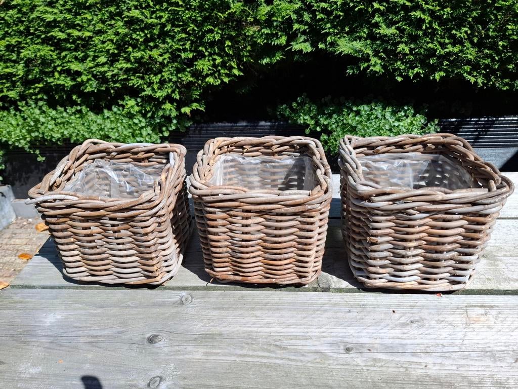 3, vierkante, rieten mandjes in verweerde look.Samen €15,00., Ophalen of Verzenden