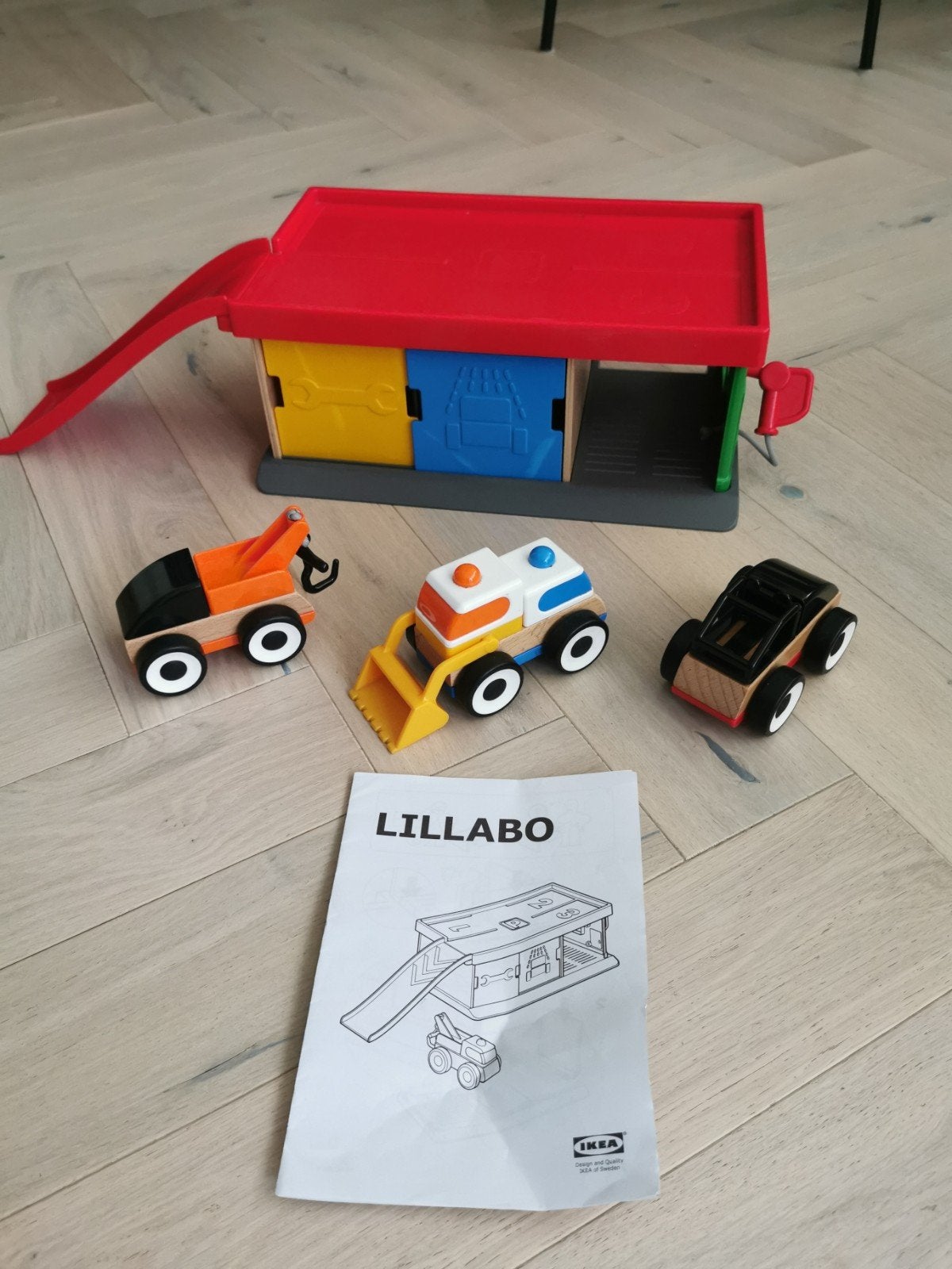 IKEA LILLABO Garage met 3 voertuigen en handleiding, Ophalen of Verzenden, Zo goed als nieuw