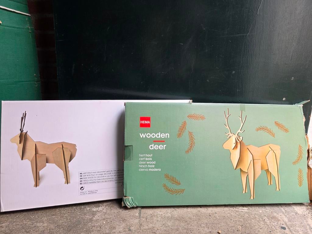 Twee houten rendieren, Ophalen