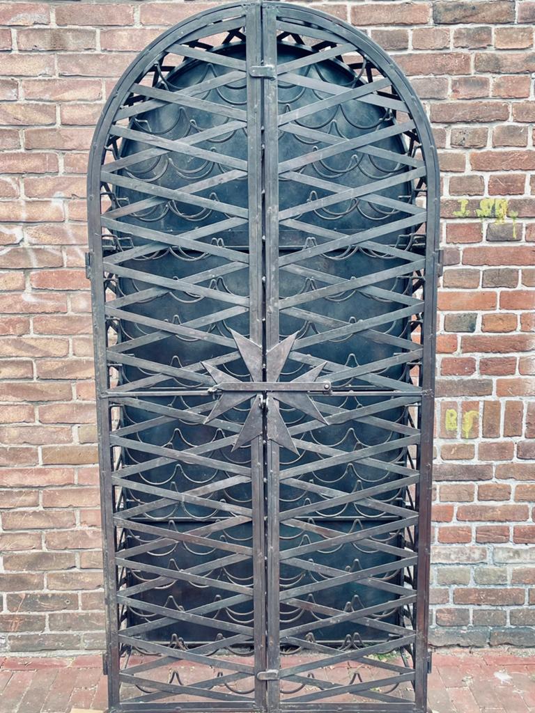 Monumentale Portugese smeedijzeren wijnkast voor 92 flessen, Ophalen, Gebruikt, 25 flessen of meer, Metaal