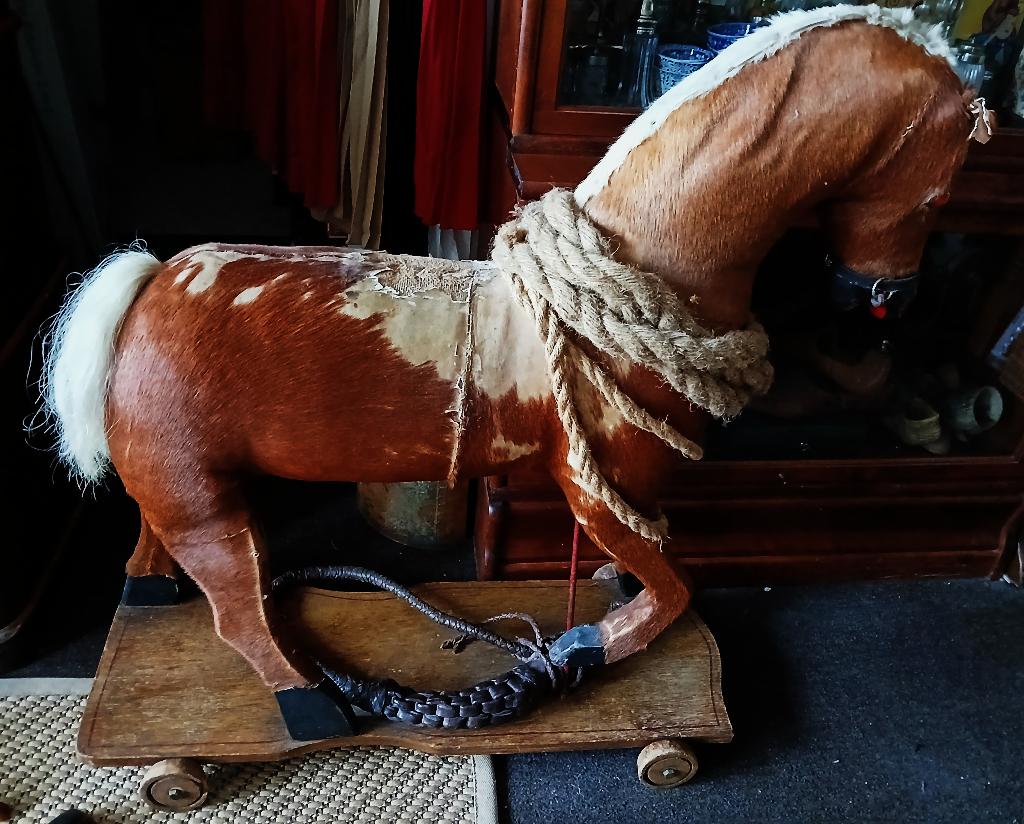 Antiek groot trekpaard speelgoed op wielen paardenhaar, Ophalen