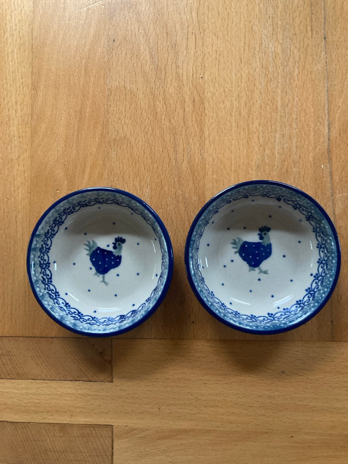 2 kleine diepe Bunzlau theebakjes met kip decoratie, Overige merken, Verzenden, Keramiek, Landelijk/Boerenbont