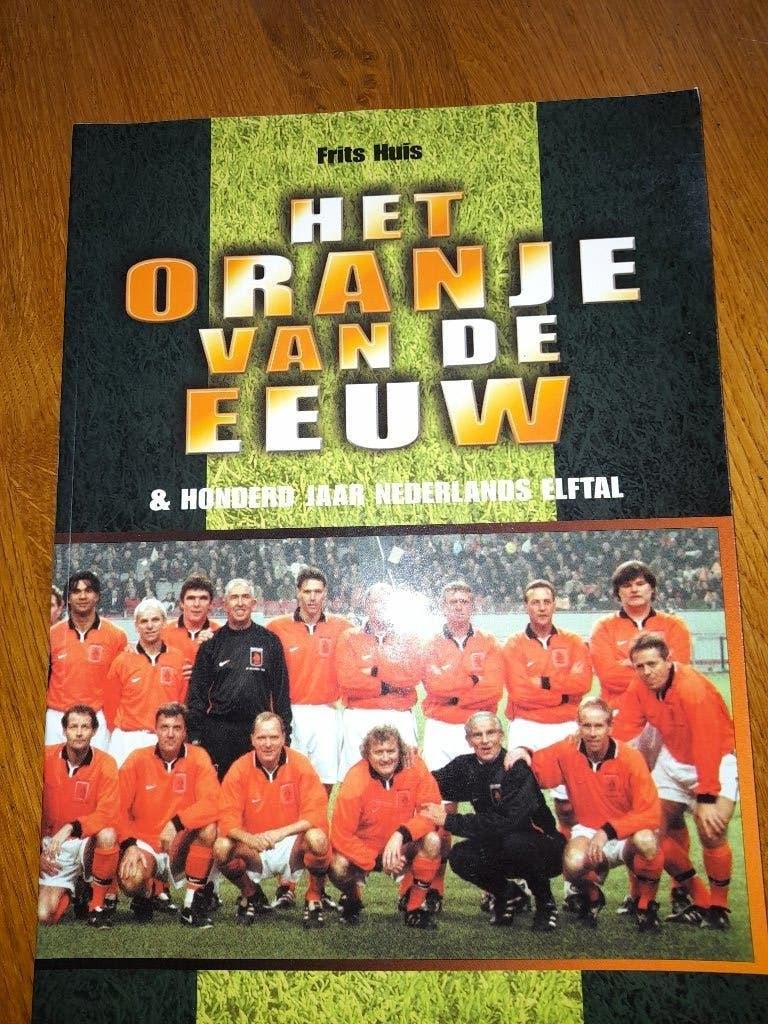 Het oranje van de eeuw & honderd jaar Nederlands elftal, Boeken, Ophalen of Verzenden, Zo goed als nieuw, Balsport