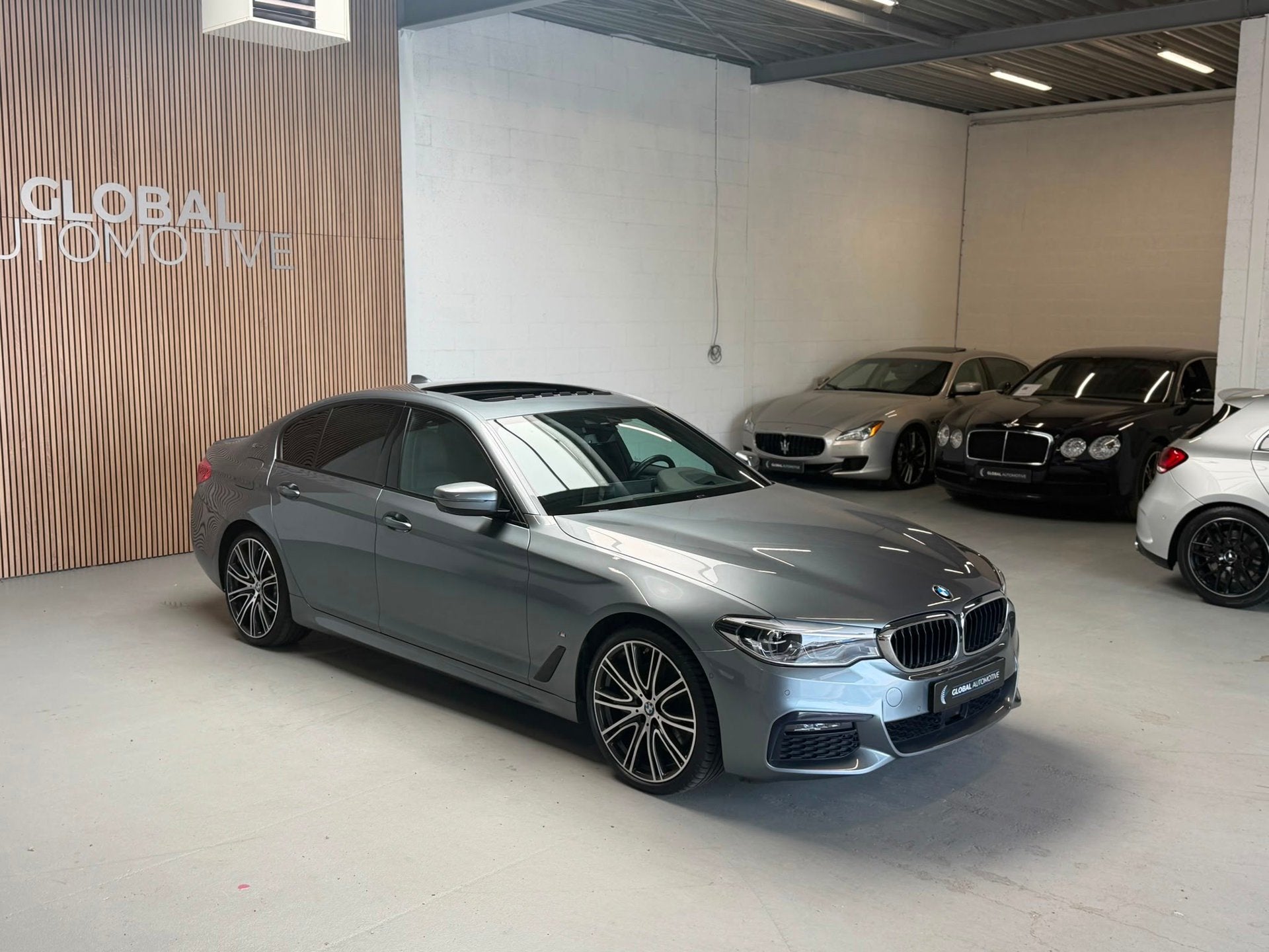 BMW 5-serie 530e High Executive M sport - 20 INCH - SOFTCLOS, Auto's, Dealer onderhouden, Achterwielaandrijving, Gebruikt, Zwart