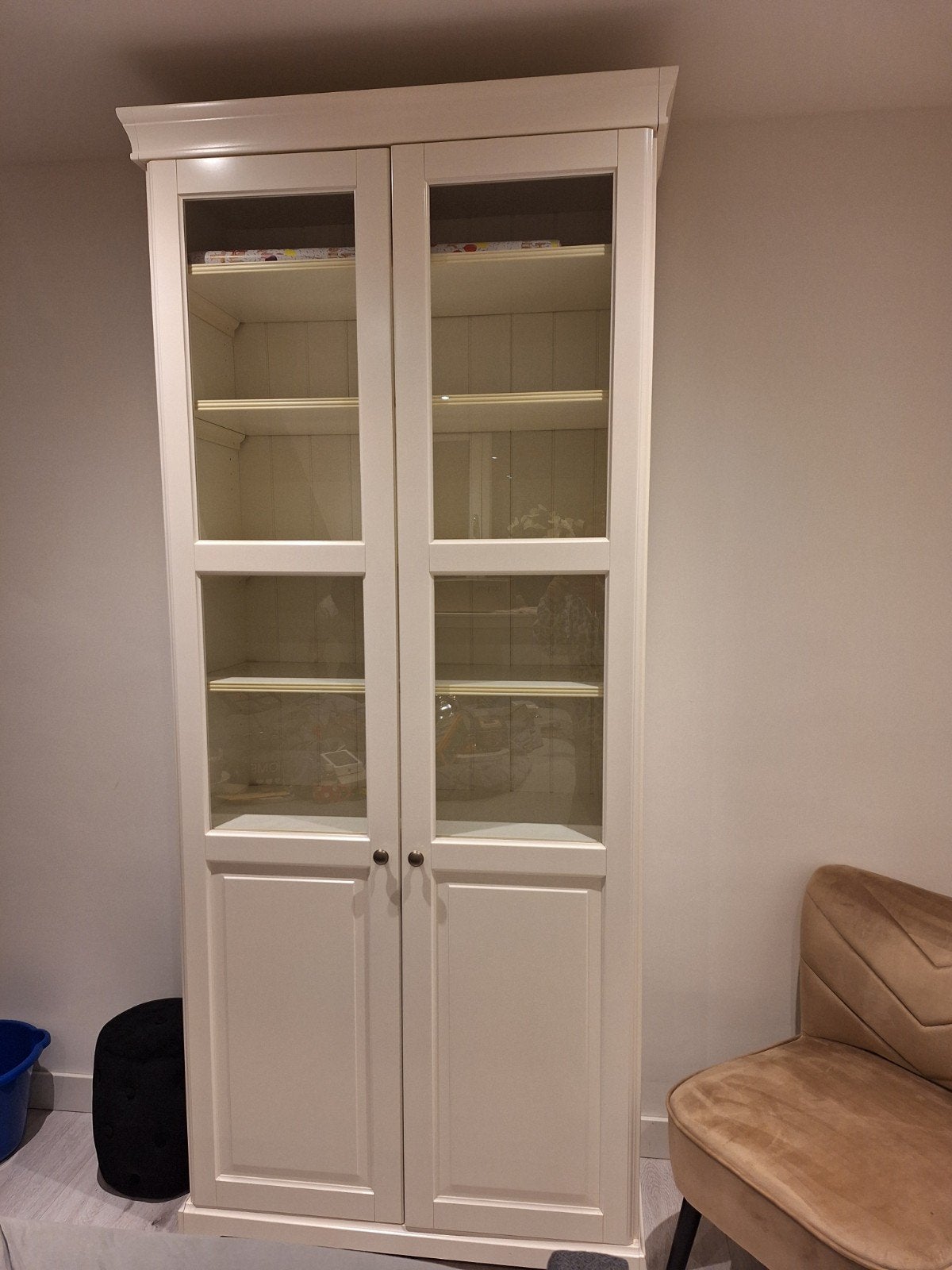 Witte vitrinekast met glazen deuren, Ophalen, Met deur(en), 200 cm of meer, 50 tot 100 cm