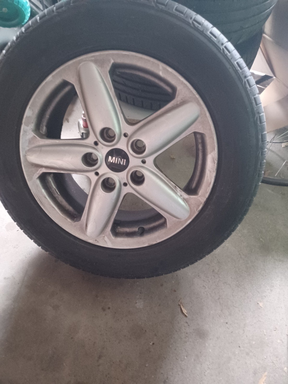 Mini Cooper 16 inch velgen met zomerbanden 205/60R16, Auto diversen, Wieldoppen, Ophalen, Gebruikt