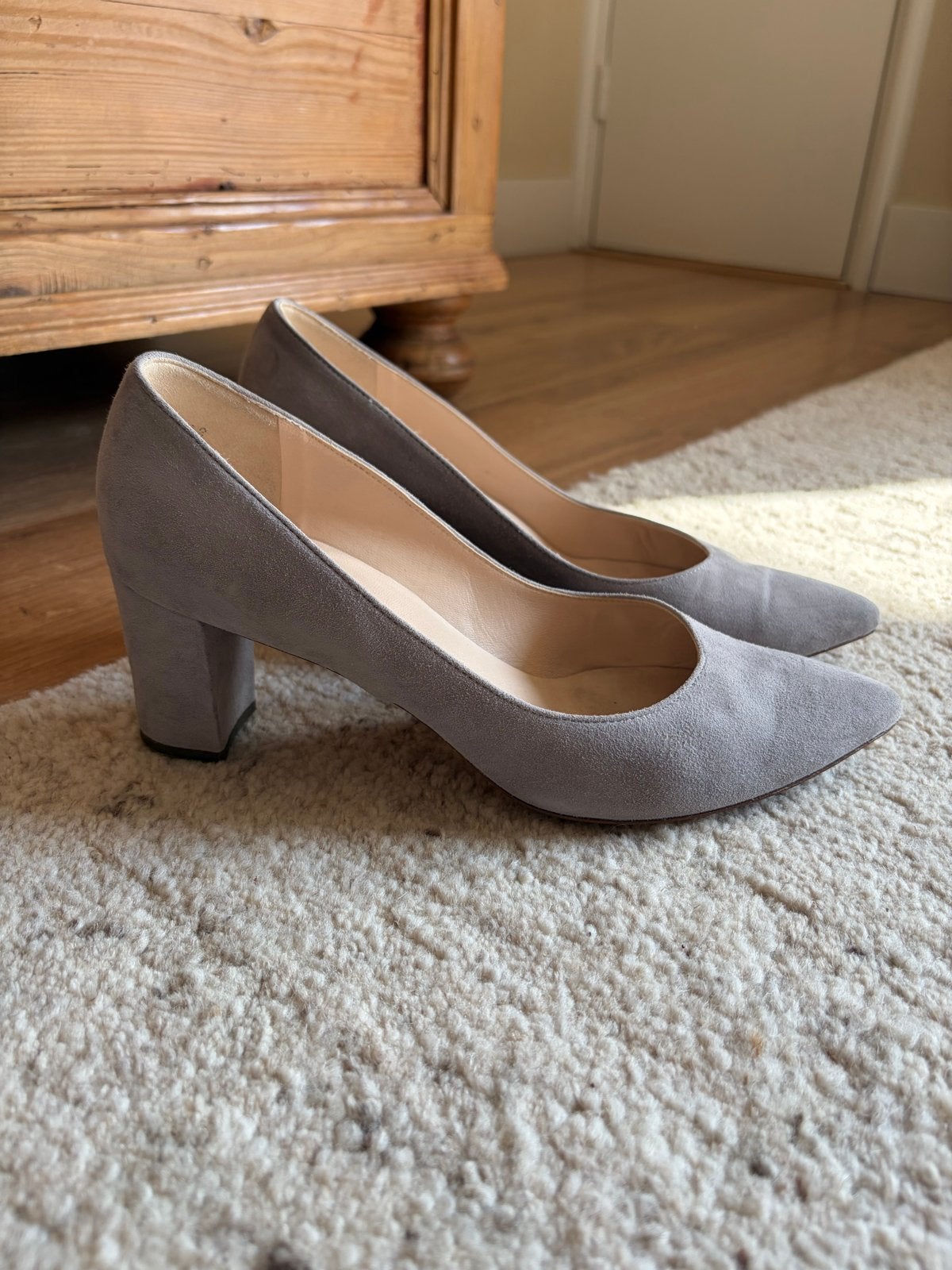 Peter Kaiser lichtgrijze suède pumps - Maat 40, Kleding | Dames, Schoenen, Pumps, Ophalen of Verzenden, Zo goed als nieuw, Grijs