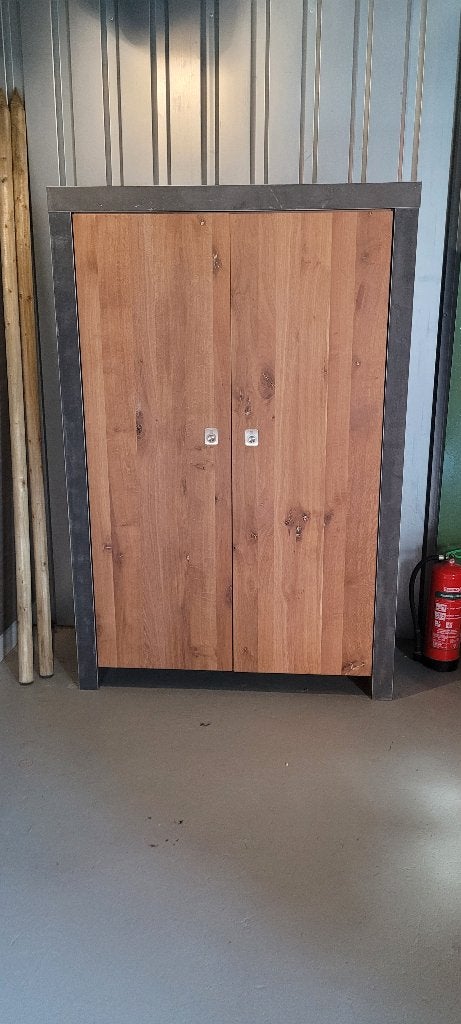 Betonlook/houten kledingkast, Ophalen, Met plank(en), Gebruikt, 100 tot 150 cm
