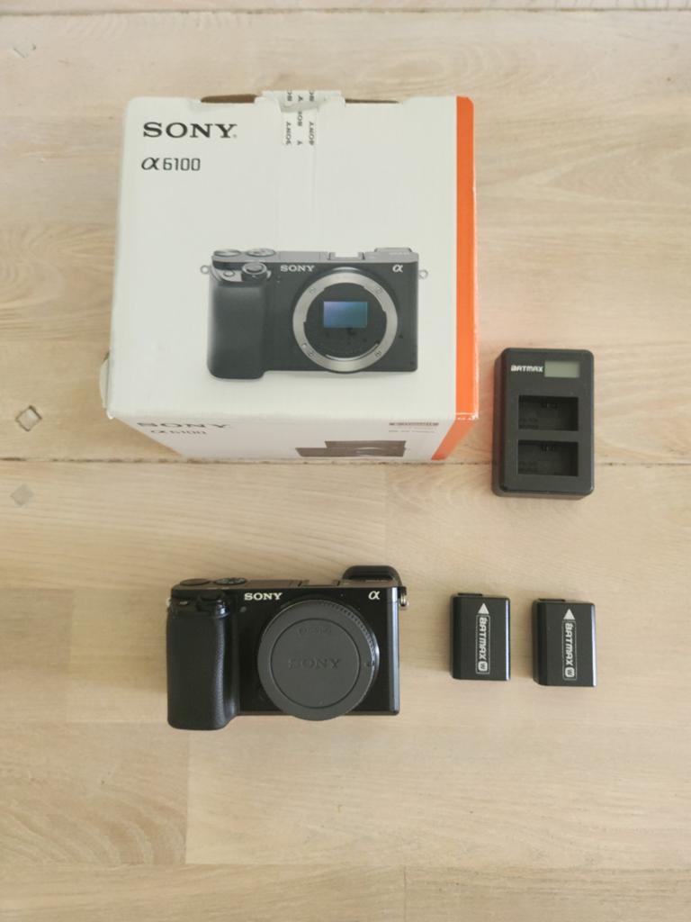Sony α6100 met 3 baterijen  en oplader ., Audio, Tv en Foto, Fotocamera's Digitaal, Ophalen of Verzenden, Sony, 8 keer of meer