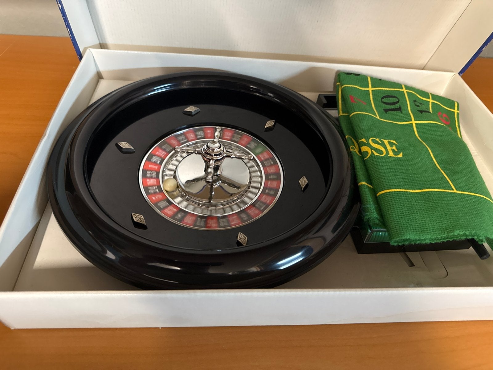 Roulette spelset met wiel, mat en fiches, Drie of vier spelers, Ophalen of Verzenden, Zo goed als nieuw