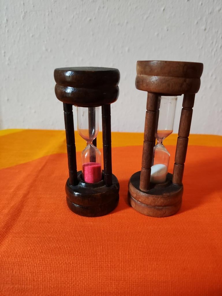 Twee mooie vintage zandlopers met hout, Verzenden, Zo goed als nieuw