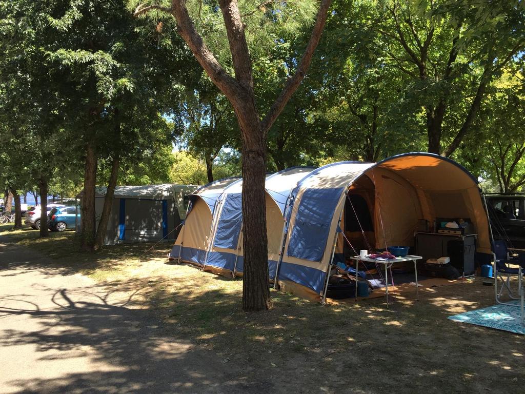 Vrijbuiter Idaho 6 tent - 18 jaar oud, met aandachtspunten, Caravans en Kamperen, Ophalen, Gebruikt, Tot en met 6