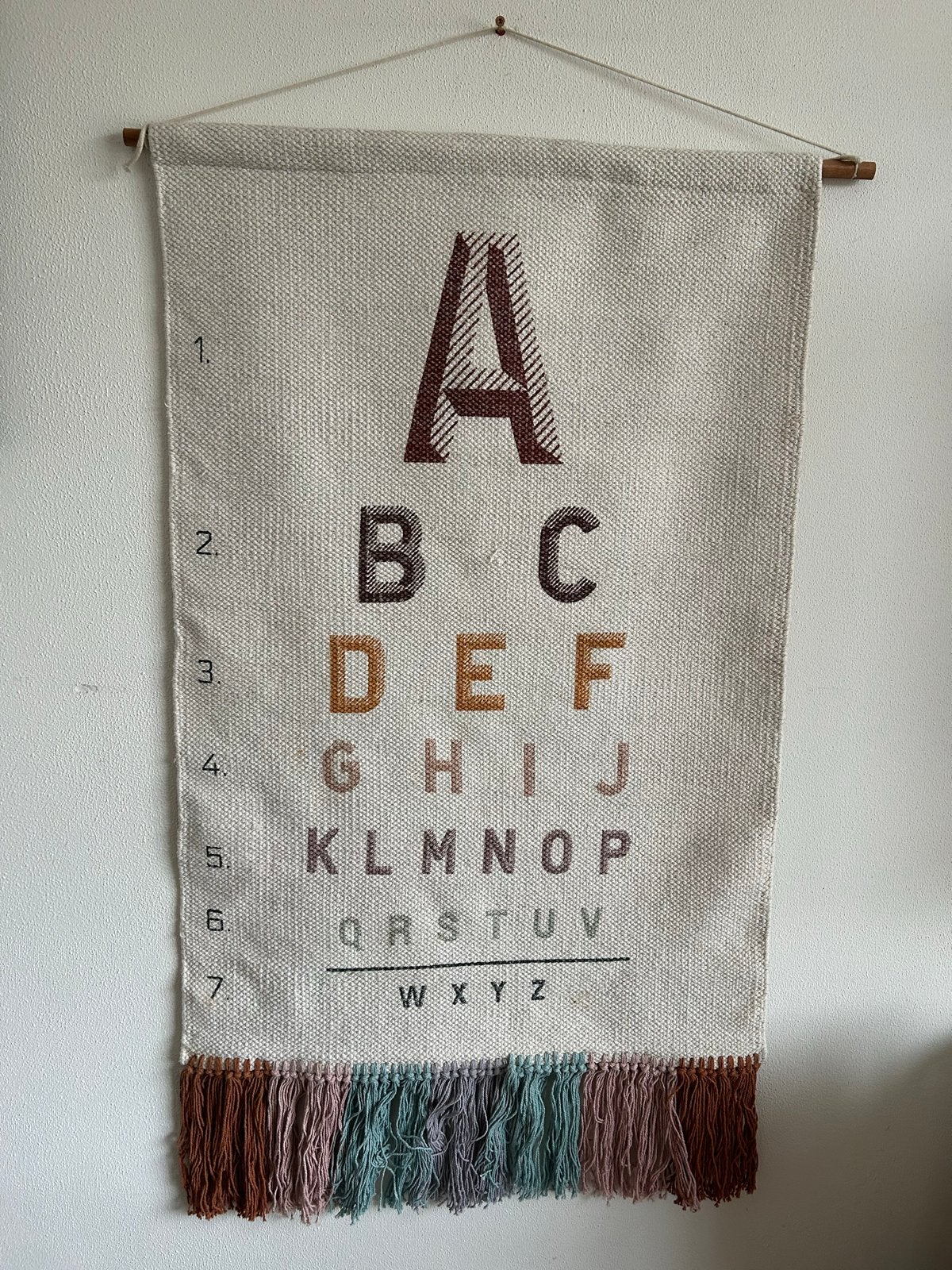 Wandkleed met alfabet en franjes, Huis en Inrichting, Boho, Meerkleurig, Ophalen of Verzenden, Zo goed als nieuw
